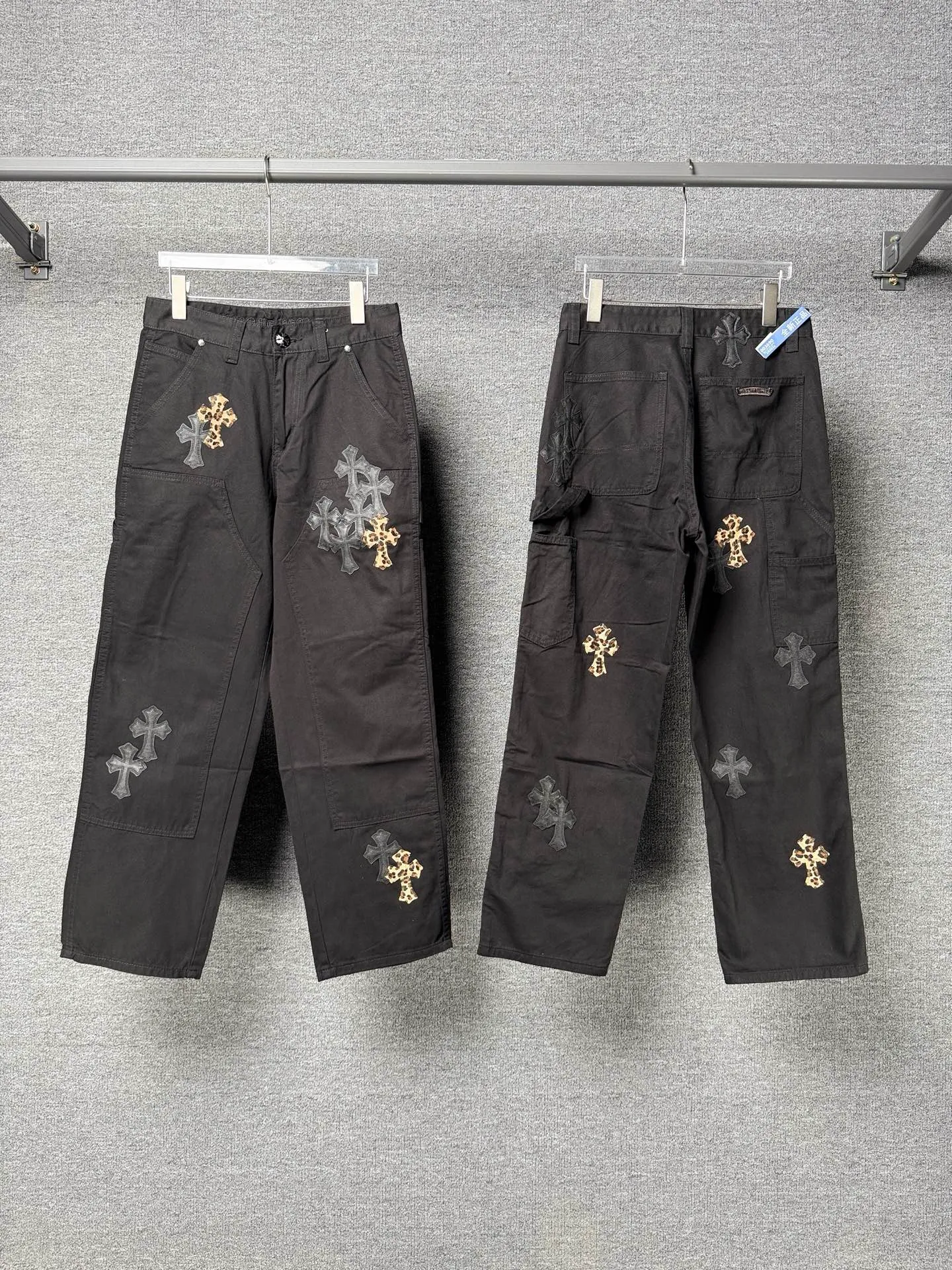 P270 💰 (Top version) Chrome hearts leopard print with black leather and multi-leather elements washed jeans. Really restores the ultimate vintage texture. Three-dimensional version. Loose and comfortable, not picky about the figure. Makes taller and slimmer. Factory precision. Original quality control. Same style for men and women. Can be matched with couples. Versatile recommendation. Must-have jeans for all seasons. Fashionistas have been disappointed. From the quality selection of fabrics, the tailoring of details, and the matching of patterns, they are all impeccable! The upper body is so handsome when worn...it can be easily worn by men, women and children! The craftsmanship is made of heavy-duty washed pure cotton denim fabric. After washing, it is soft and thick and looks very stylish when worn. Color: black Size: 28-30-32-34-36 (corresponding to S-M-L-XL-XXL)
